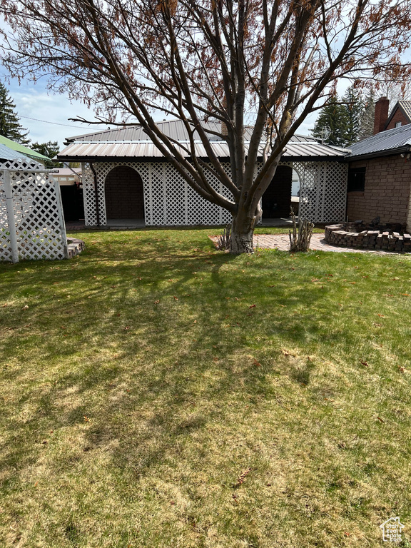 View of grassy yard