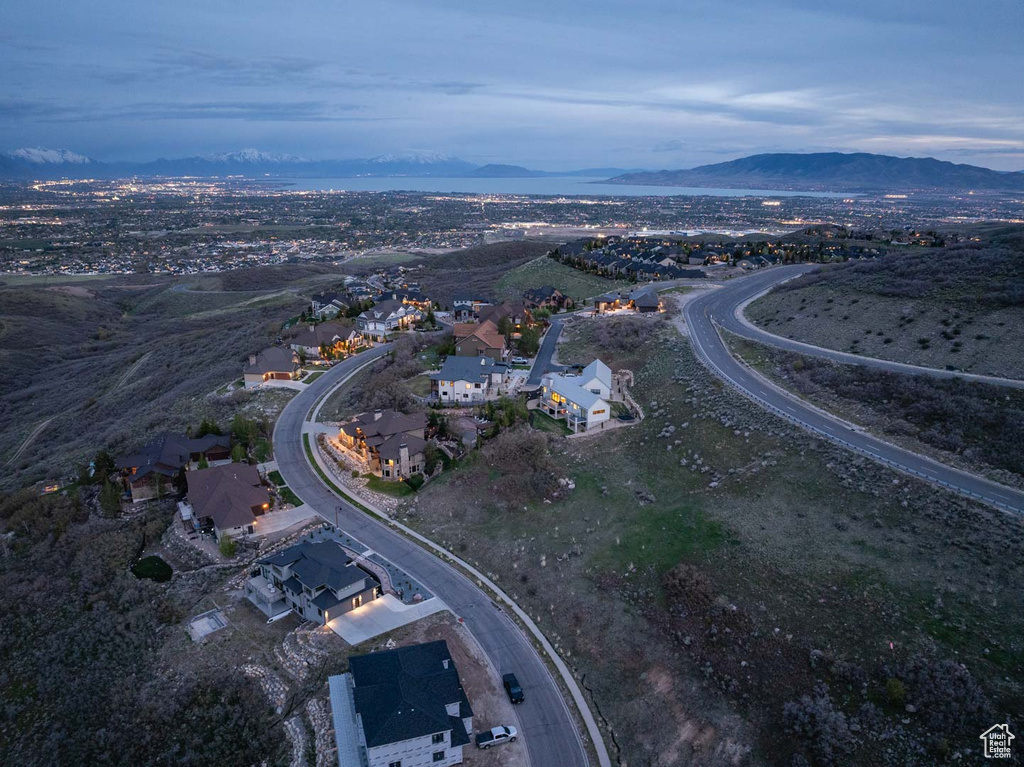 Bird\'s eye view with a mountain view