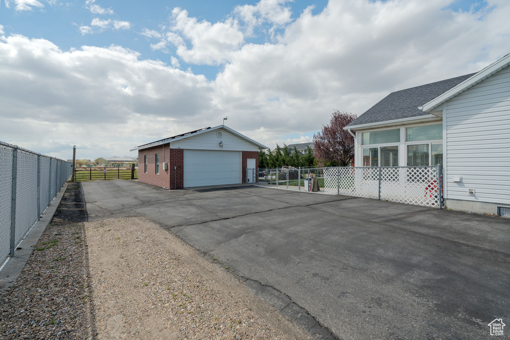 Detached garage with fence and aphalt driveway