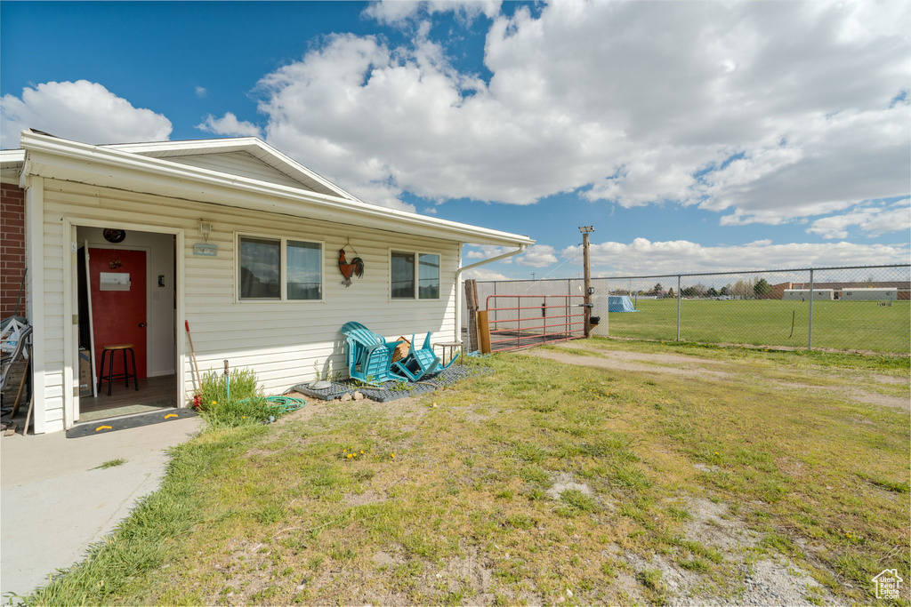 View of front facade with a front yard and fence