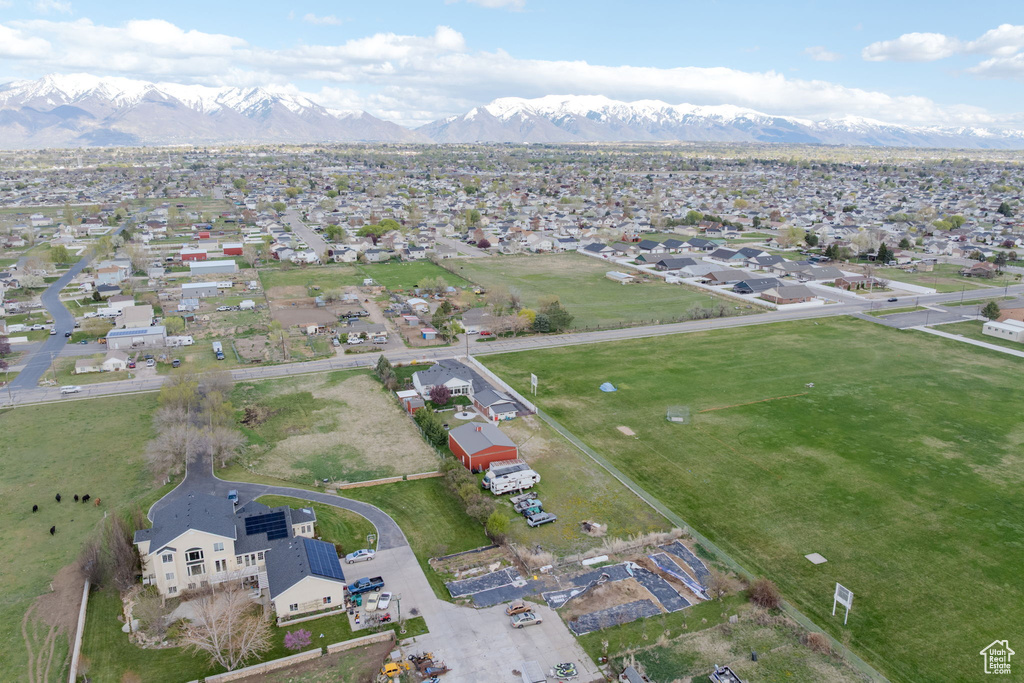 Bird\\\'s eye view featuring a mountain view