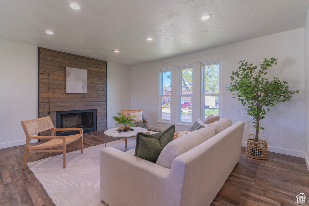 Living area featuring dark wood-type flooring, recessed lighting, and baseboards