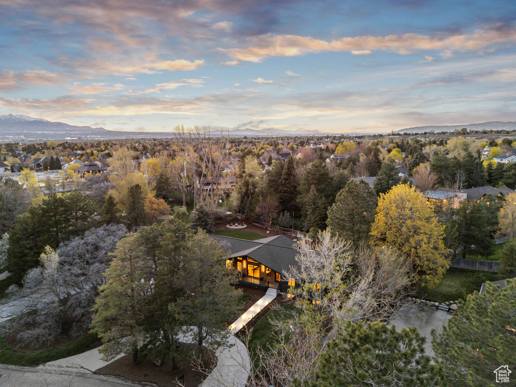 Bird\\\'s eye view featuring a mountain view