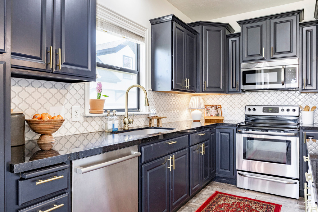Kitchen with tasteful backsplash, stainless steel appliances, and a sink