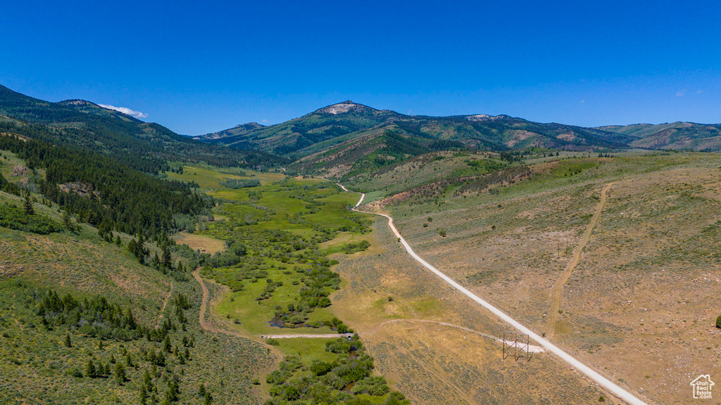 Bird\'s eye view with a mountain view