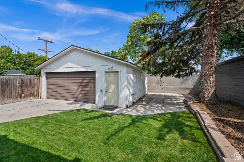 Detached garage featuring fence