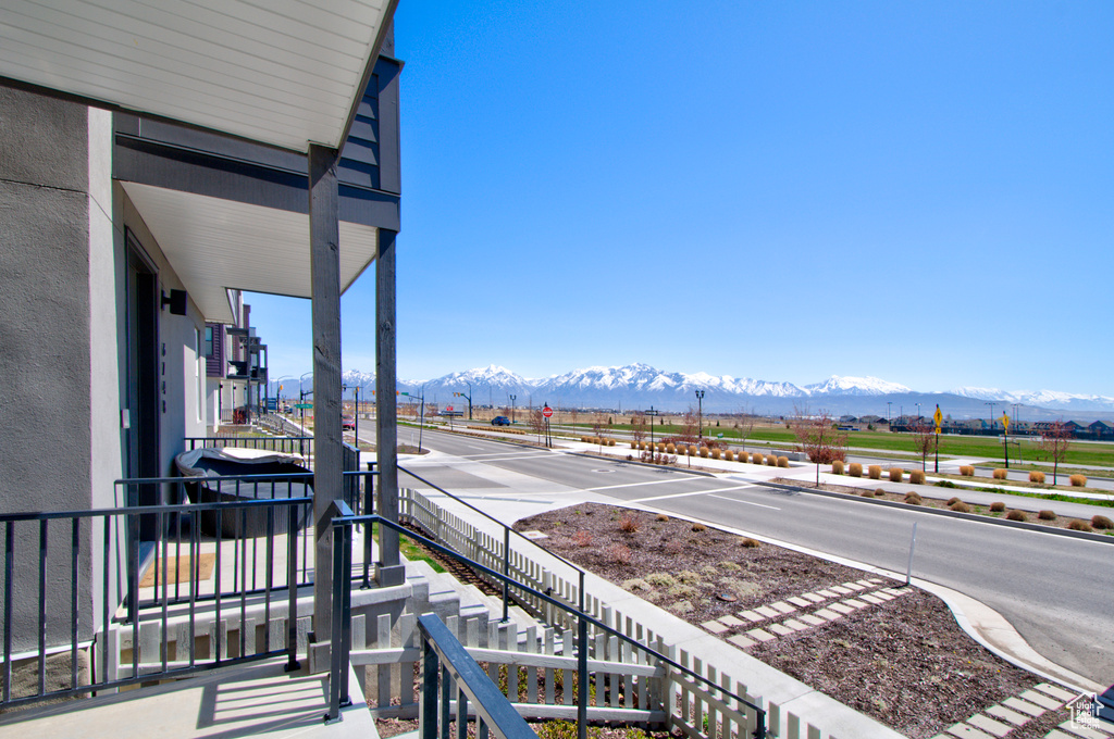 Balcony featuring a mountain view