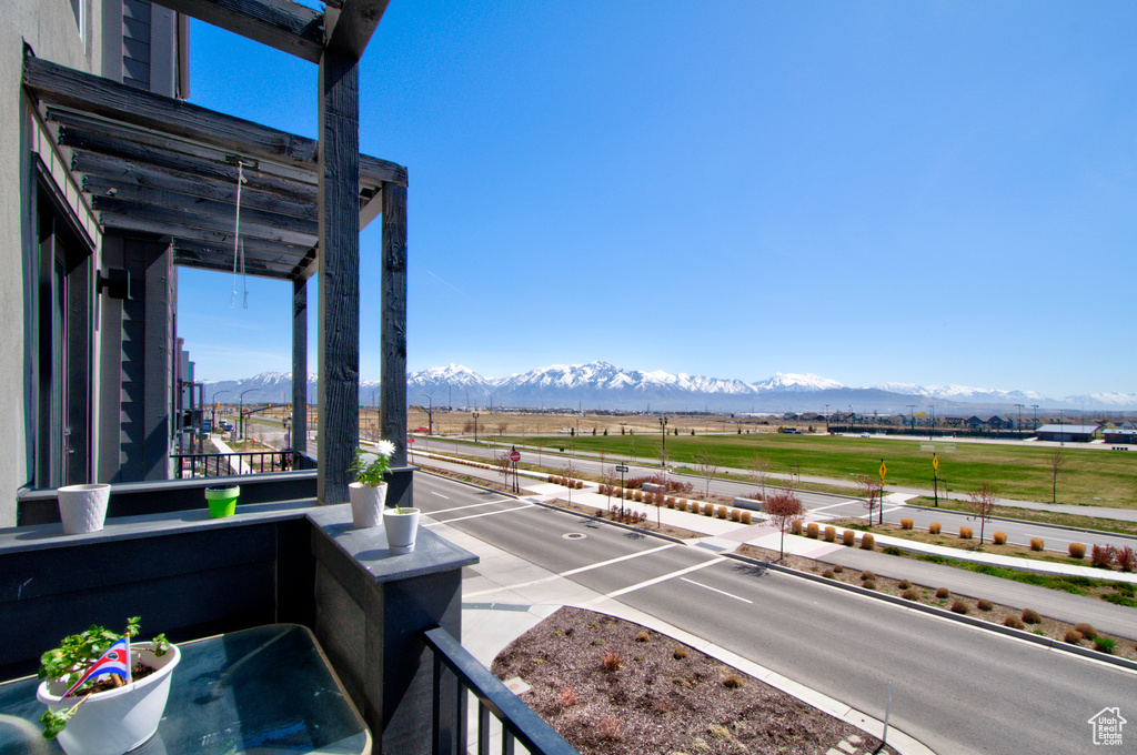 Balcony featuring a mountain view