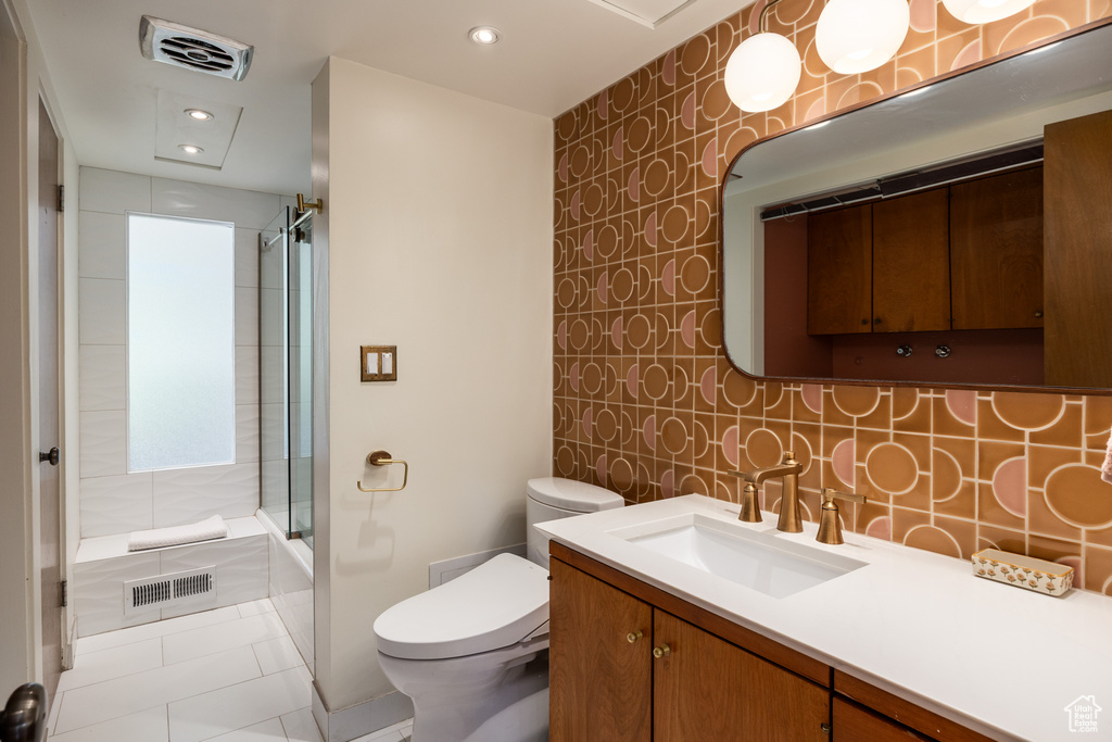 Full bathroom with visible vents, recessed lighting, vanity, and toilet