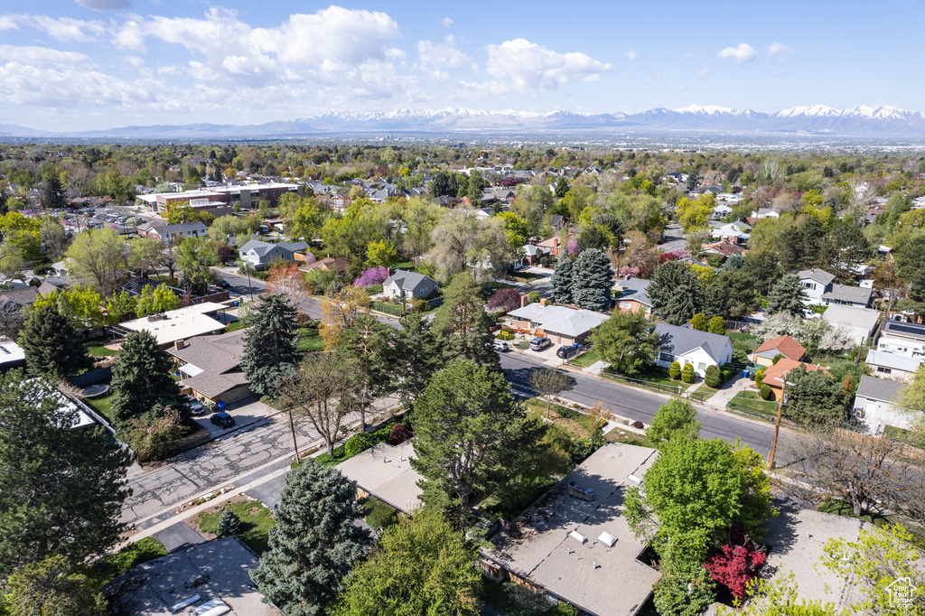 Bird\\\'s eye view with a residential view and a mountain view