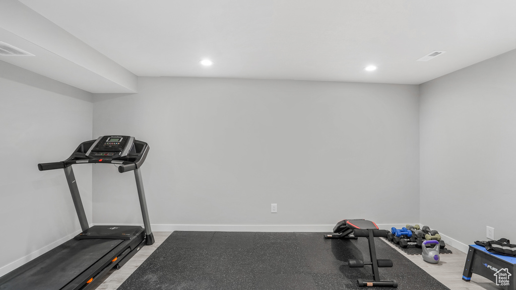 Exercise room featuring recessed lighting, visible vents, and baseboards