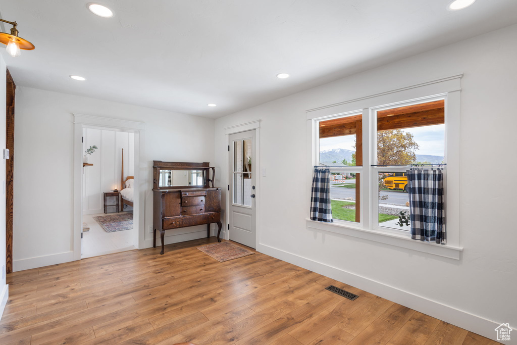 Foyer entrance featuring baseboards, visible vents, recessed lighting, and light wood-style floors