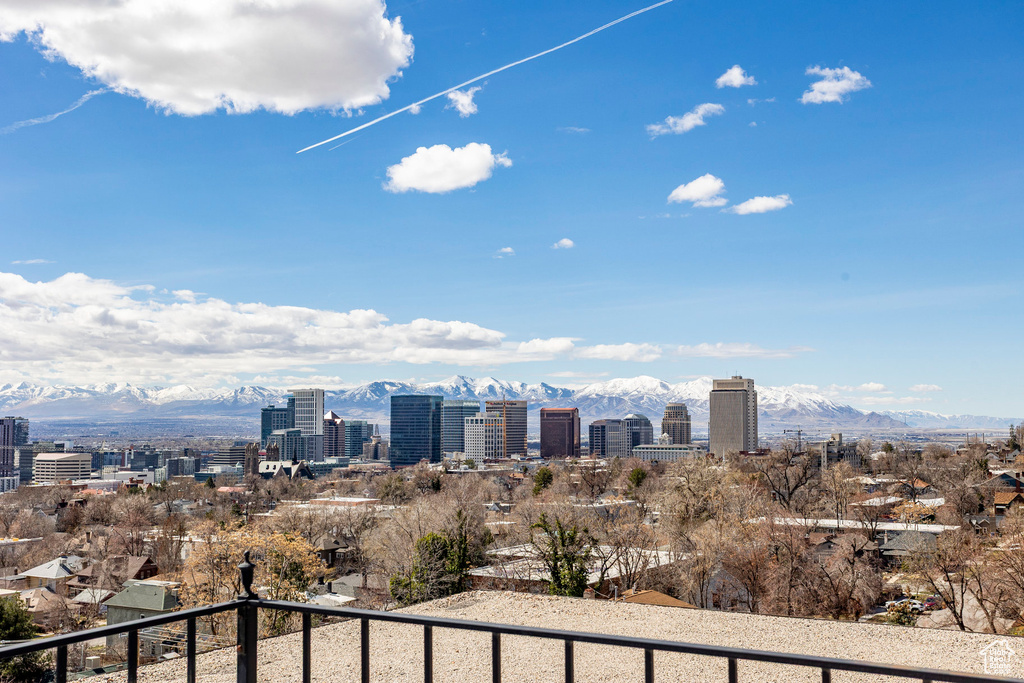 City view featuring a mountain backdrop