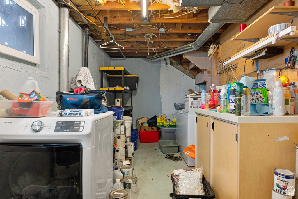 Unfinished below grade area with washer / dryer