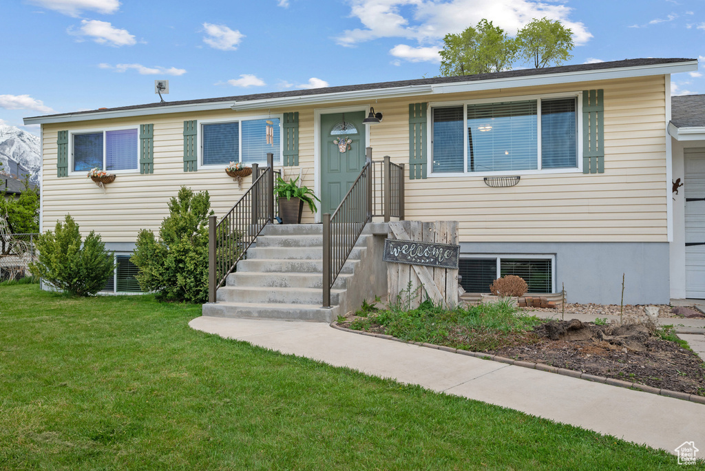 View of front of property featuring a front lawn