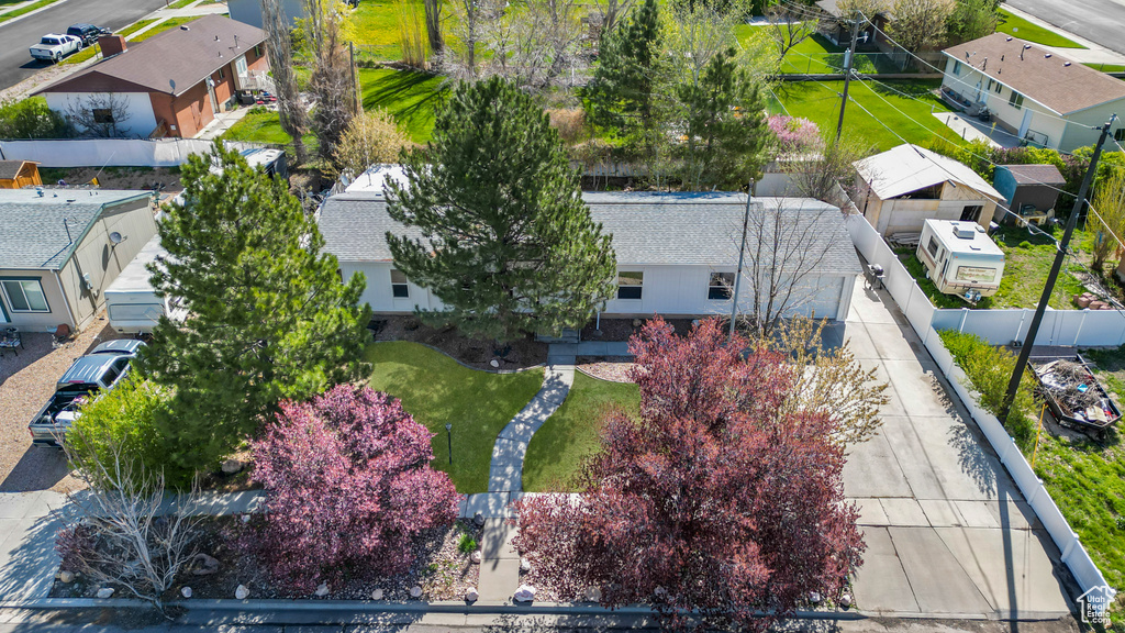 Birds eye view of property featuring a residential view
