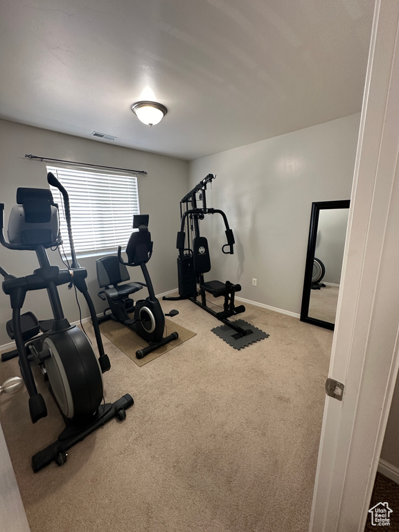 Workout room featuring carpet floors, visible vents, and baseboards