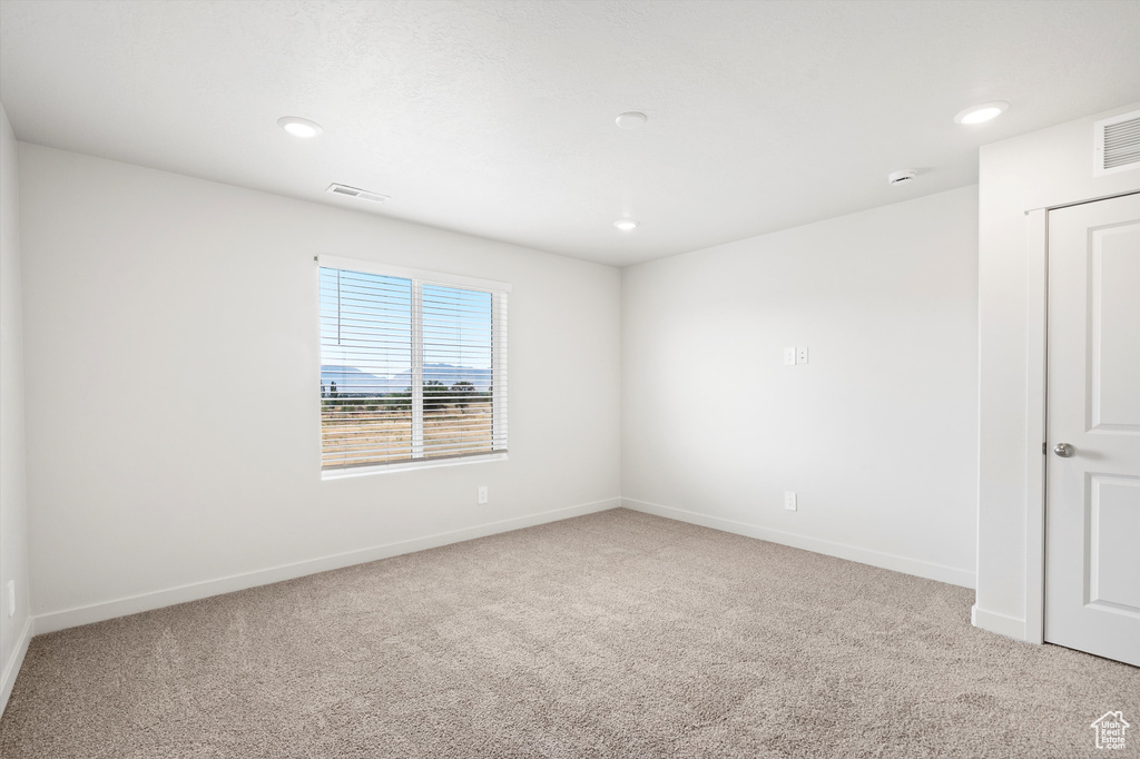 Unfurnished room with carpet floors, recessed lighting, and a smoke detector