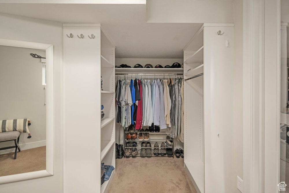 Walk in closet featuring carpet