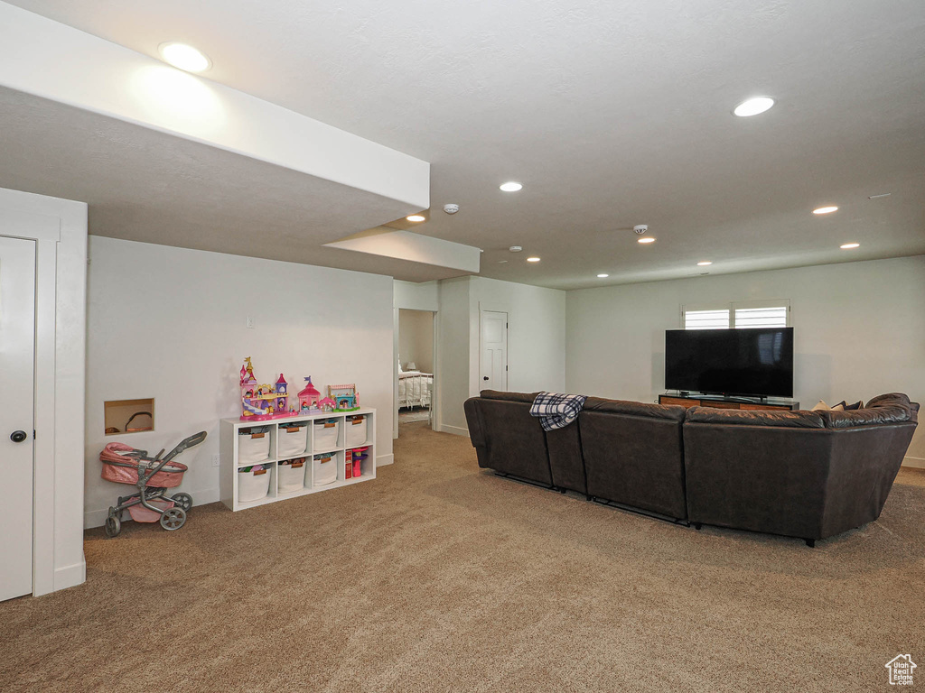 Living room with baseboards, carpet flooring, and recessed lighting