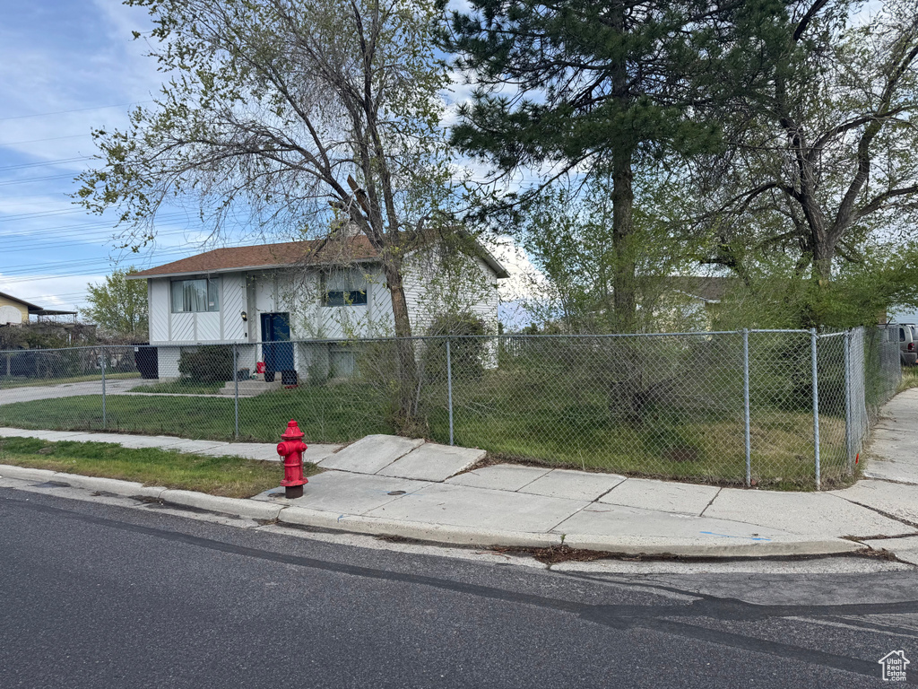 Bi-level home with fence private yard and a front lawn