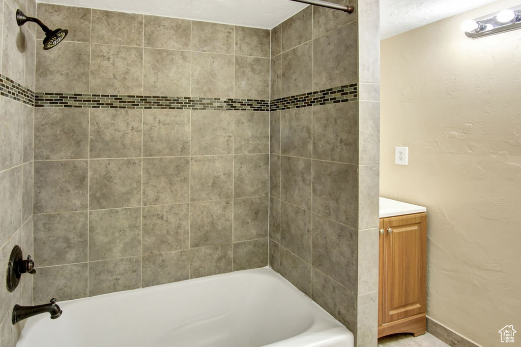 Full bathroom with washtub / shower combination