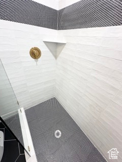 Bathroom featuring tiled shower