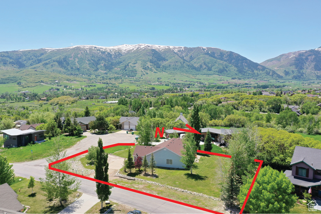 Bird\\\'s eye view featuring a mountain view