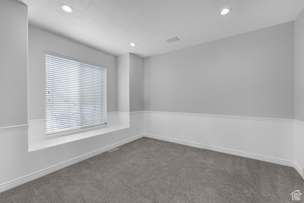 Empty room featuring a healthy amount of sunlight, recessed lighting, and carpet floors