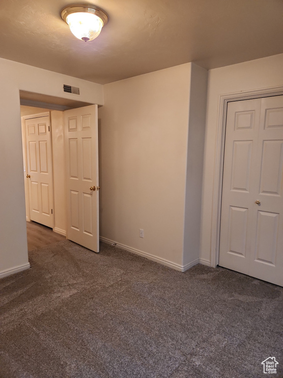 Unfurnished room featuring baseboards, carpet flooring, and visible vents