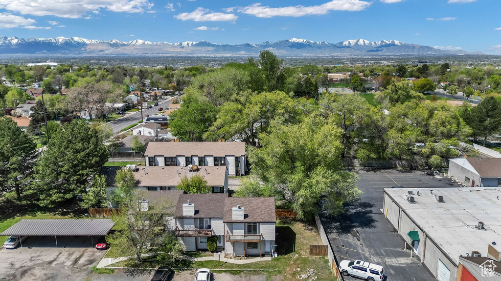 Bird\\\'s eye view with a mountain view