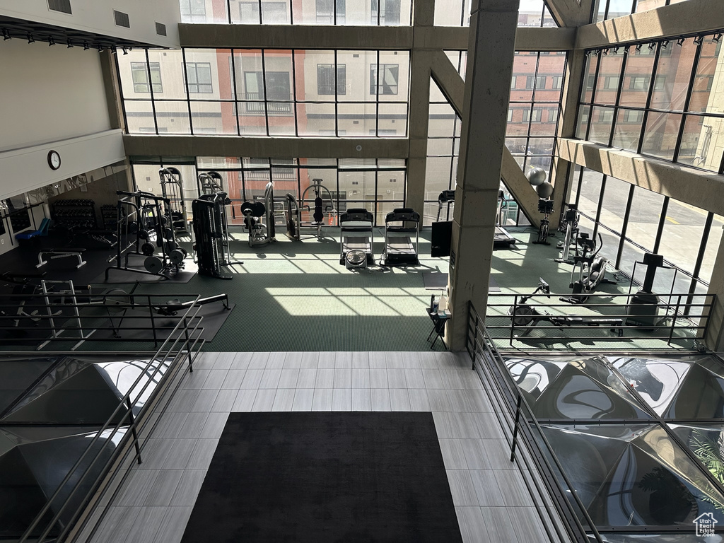Exercise room with visible vents and a towering ceiling