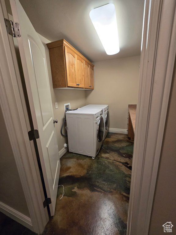 Laundry room with washing machine and clothes dryer, cabinet space, and baseboards