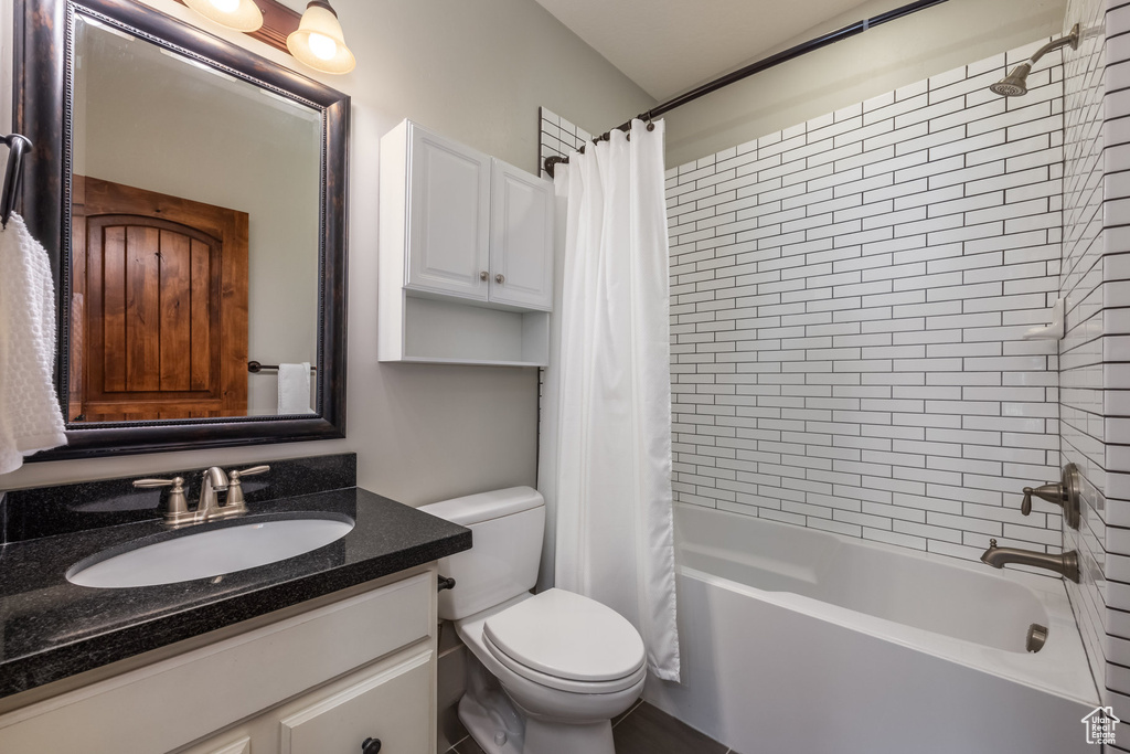 Bathroom with vanity and shower / bath combination with curtain