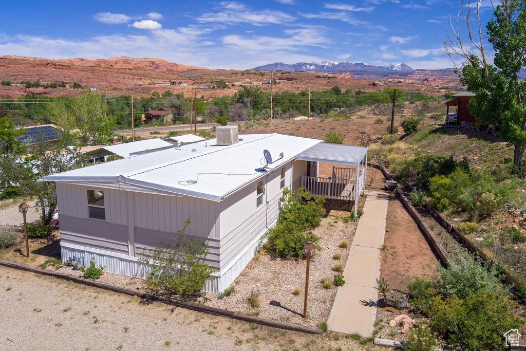 Birds eye view of property featuring a mountain view