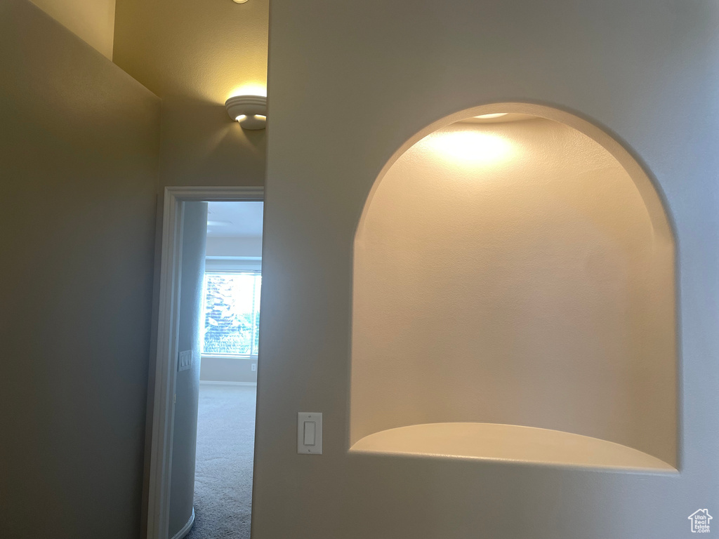 Room details featuring arched walkways and carpet