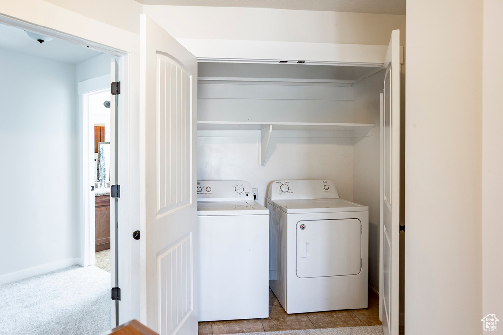 Washroom with baseboards, laundry area, and independent washer and dryer