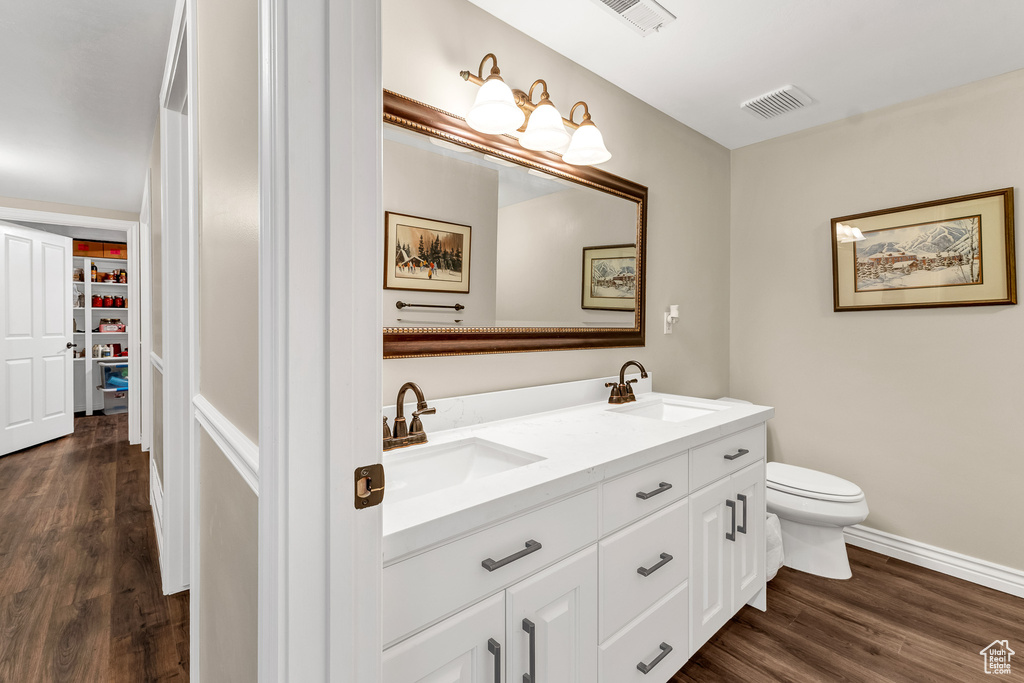 Full bath featuring wood finished floors, visible vents, and a sink