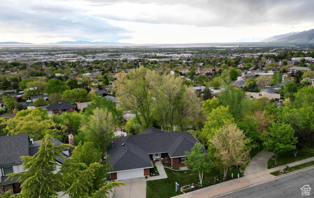 Bird\'s eye view with a residential view and a mountain view