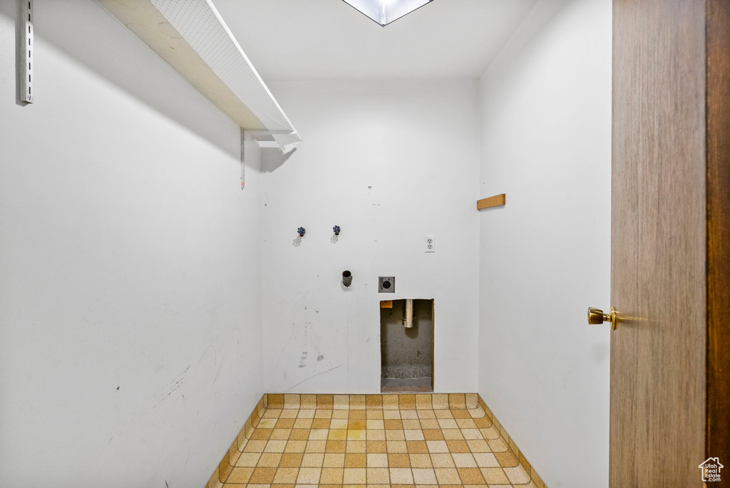 Laundry area with hookup for an electric dryer and laundry area