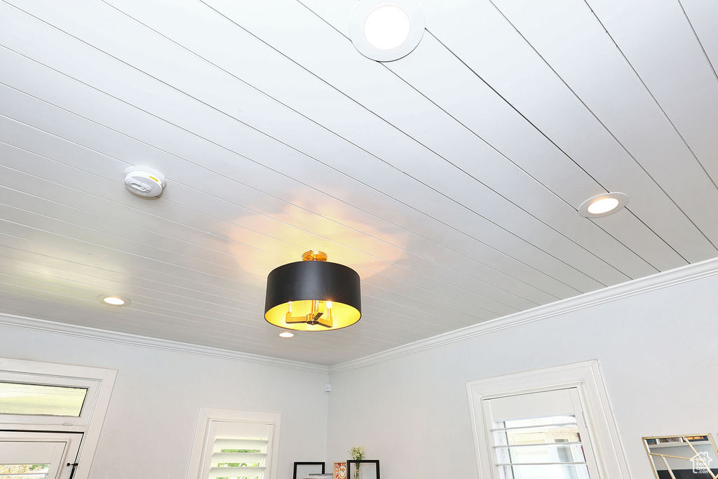 Room details with crown molding and recessed lighting