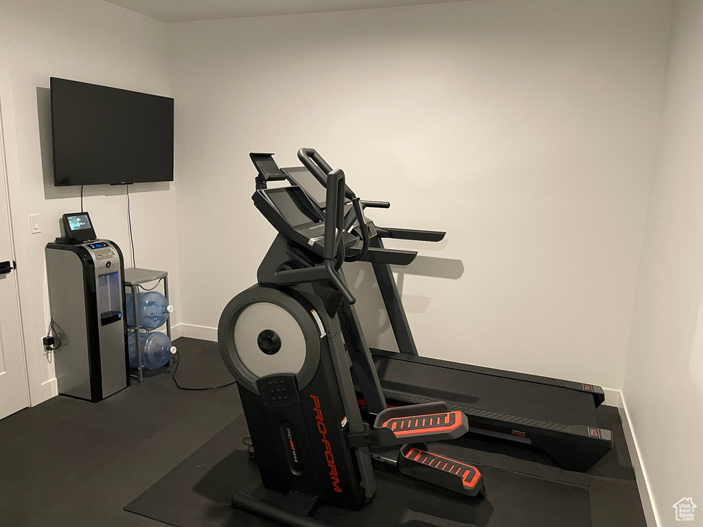 Exercise area featuring baseboards