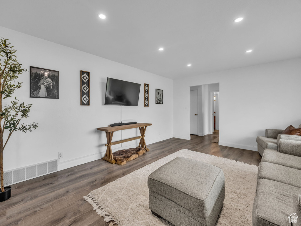 Living area featuring visible vents, recessed lighting, baseboards, and wood finished floors