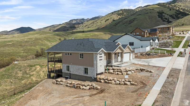 View of mountain feature