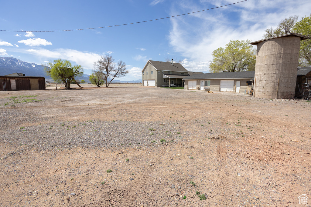 View of yard featuring dirt driveway