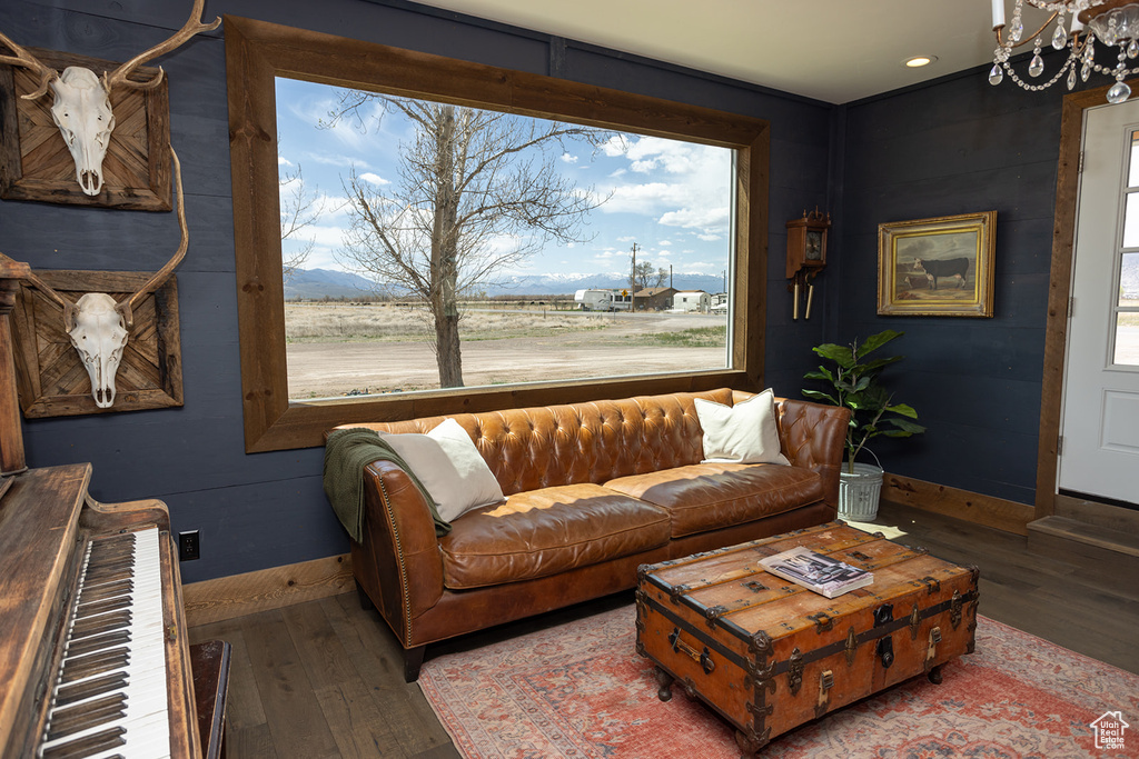 Living area featuring an inviting chandelier, wood finished floors, recessed lighting, and baseboards