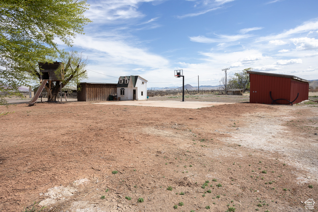 View of yard with an outdoor structure