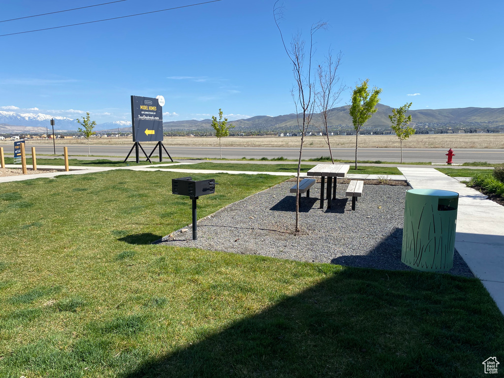 View of home\\\\\\\'s community with a lawn and a mountain view
