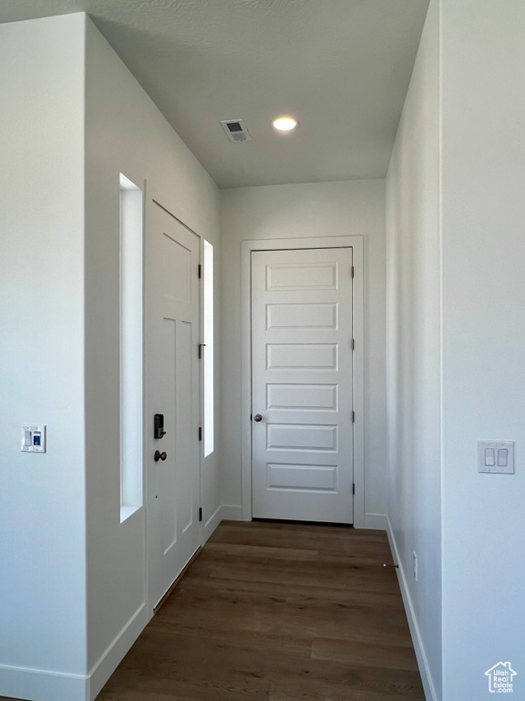 Entryway with dark wood-type flooring, visible vents, recessed lighting, and baseboards