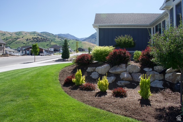 View of yard with a mountain view